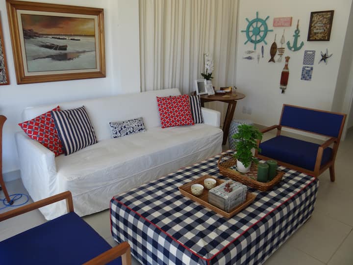 Dhoma e ndenjjes: Divan-krevat, tavolinë puff dhe aksesorë dekorimi në dhomën e ndenjjes