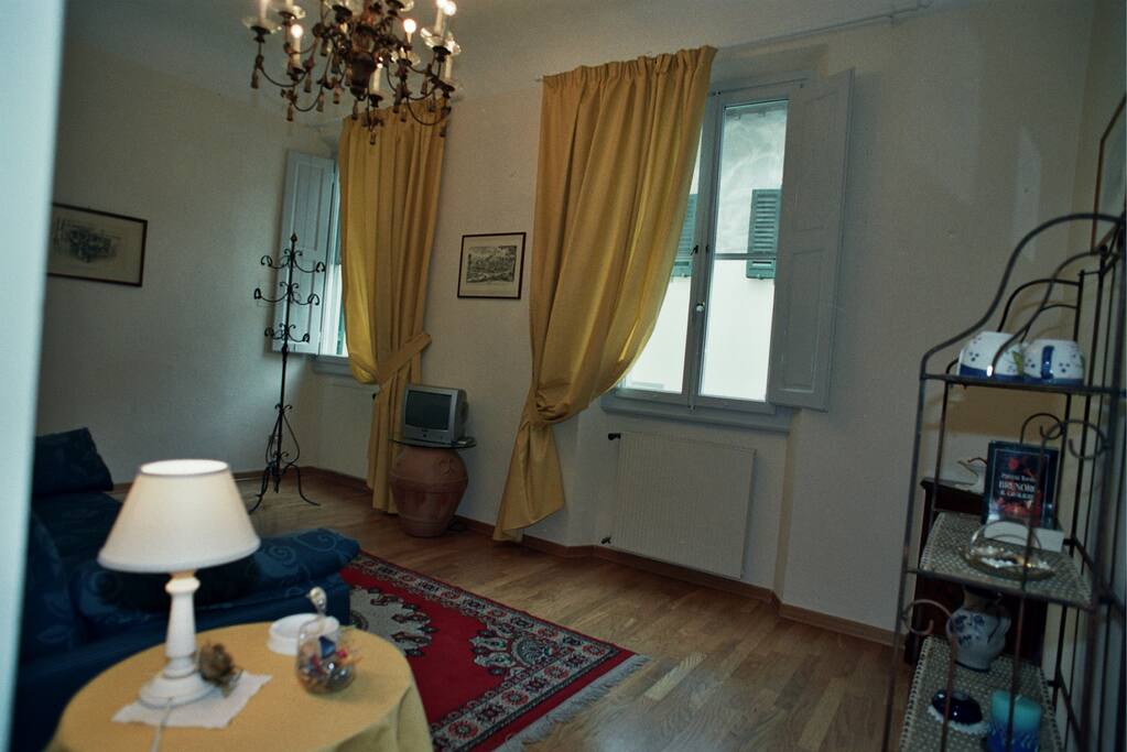 Sala con affaccio sulla via Costa San Giorgio
