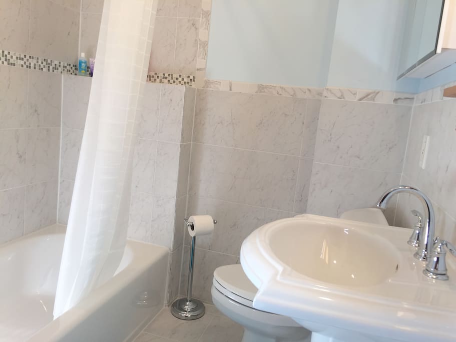 Upstairs Full Bath (Bath #2)