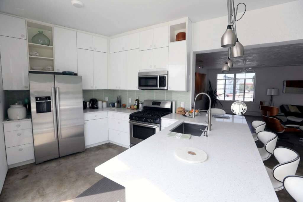 open kitchen and bar