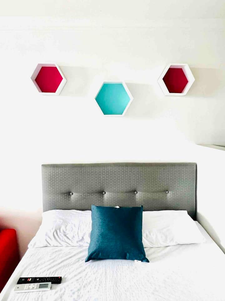 Ორადგილიანი საწოლი, რომლის ქვეშაც საბაზისო საწოლიც გაქვთ. 