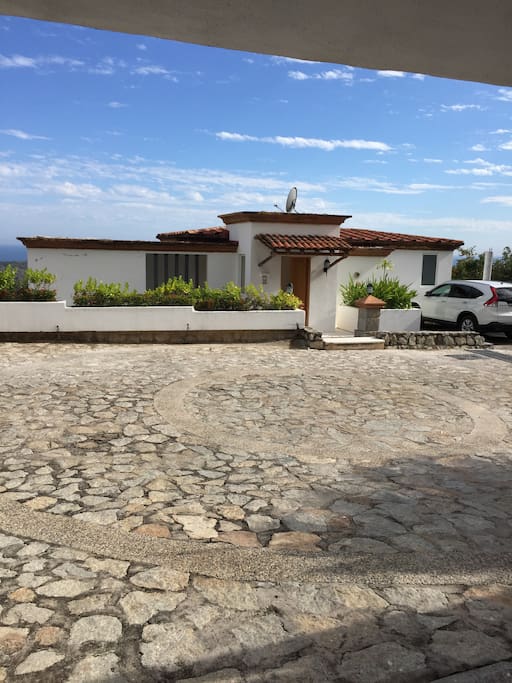 Entrada por la parte superior de la Casa, con espacio para 5 autos.