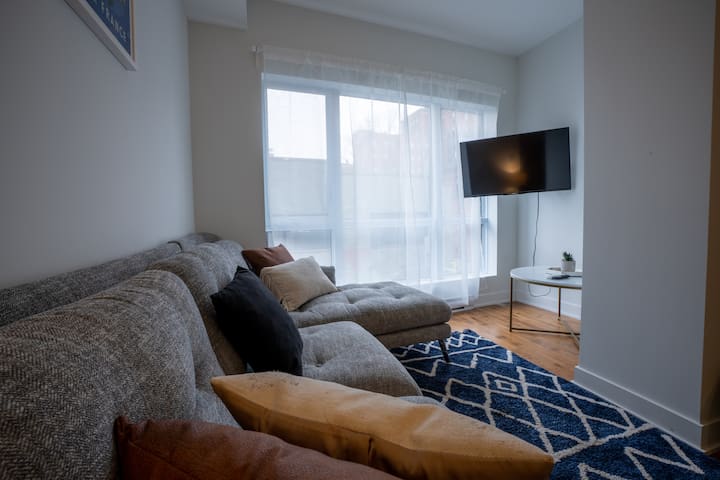 Luxe 2BR Condo l Sleeps 5 l Walk to Old-Port