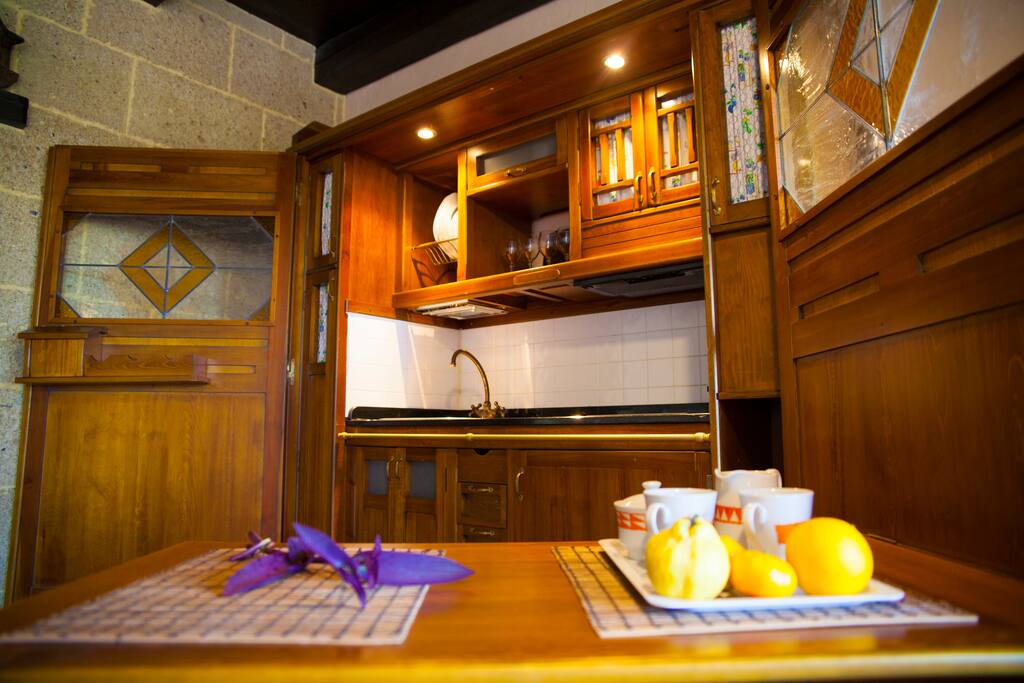 Mueble artesanal con cocina integrada