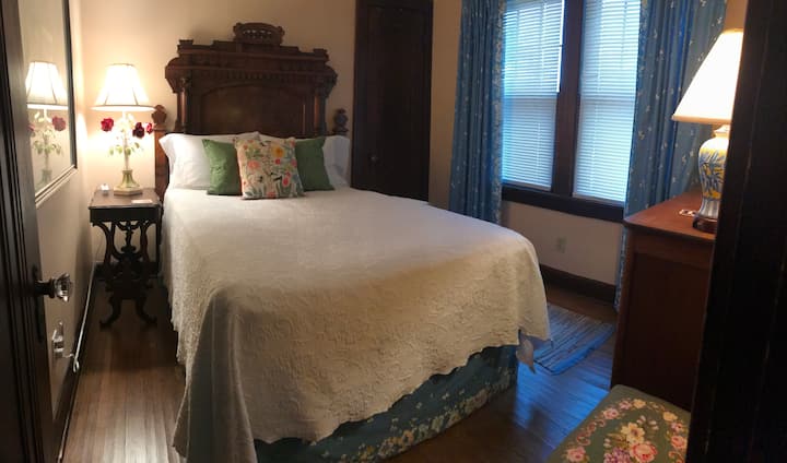 Საწოლი სრული ზომით საძინებელში, პირველ სართულზე. სააბაზანოს გვერდით   