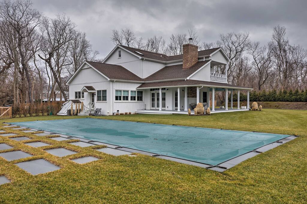 Retreat to 'Sag Summer,' a modern 4-bedroom, 3.5-bathroom vacation rental house.