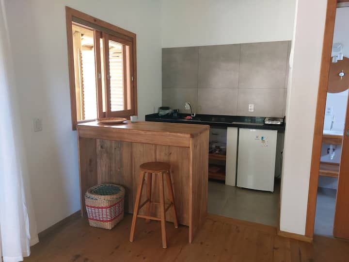 מטבח מצויד בתנור חשמלי, קומקום חשמלי, בלנדר, מכונת כריכים ועוד