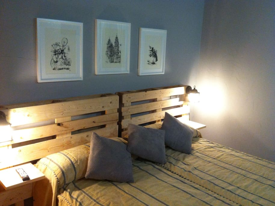 Habitación doble con dos camas de 90 cm. Televisión.
Baño privado, secador de pelo
Vistas al Hermoso Parque Alameda.
Posibilidad de poner una cuna.