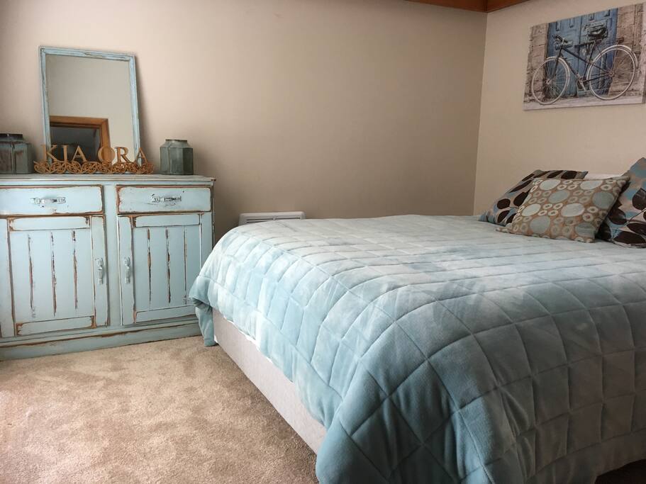 Very relaxing plush room. Queen bed for 2 or spread out by yourself.