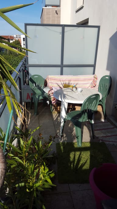 Terrasse avec vue dégagée, avec plantes et plancha