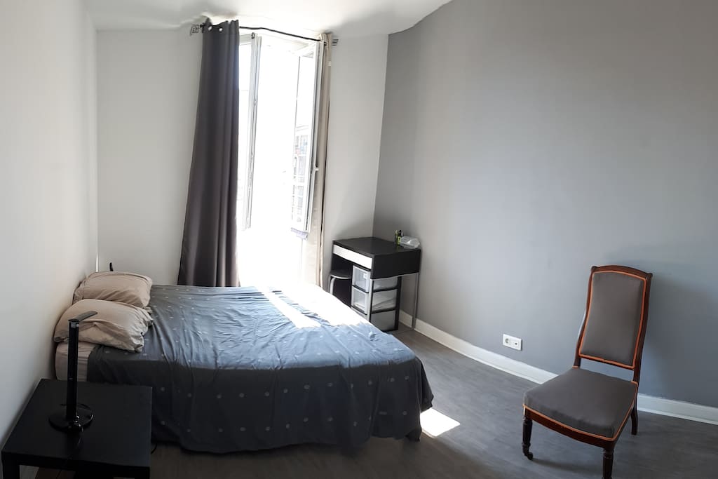 Chambre avec grand placard