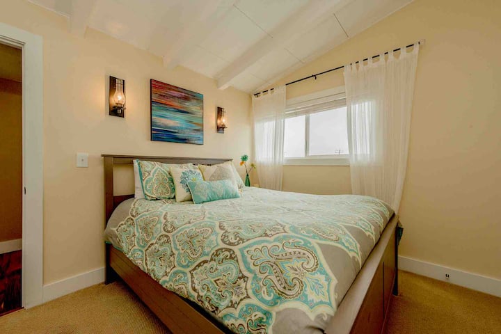 Брачен кревет со поглед на океанот