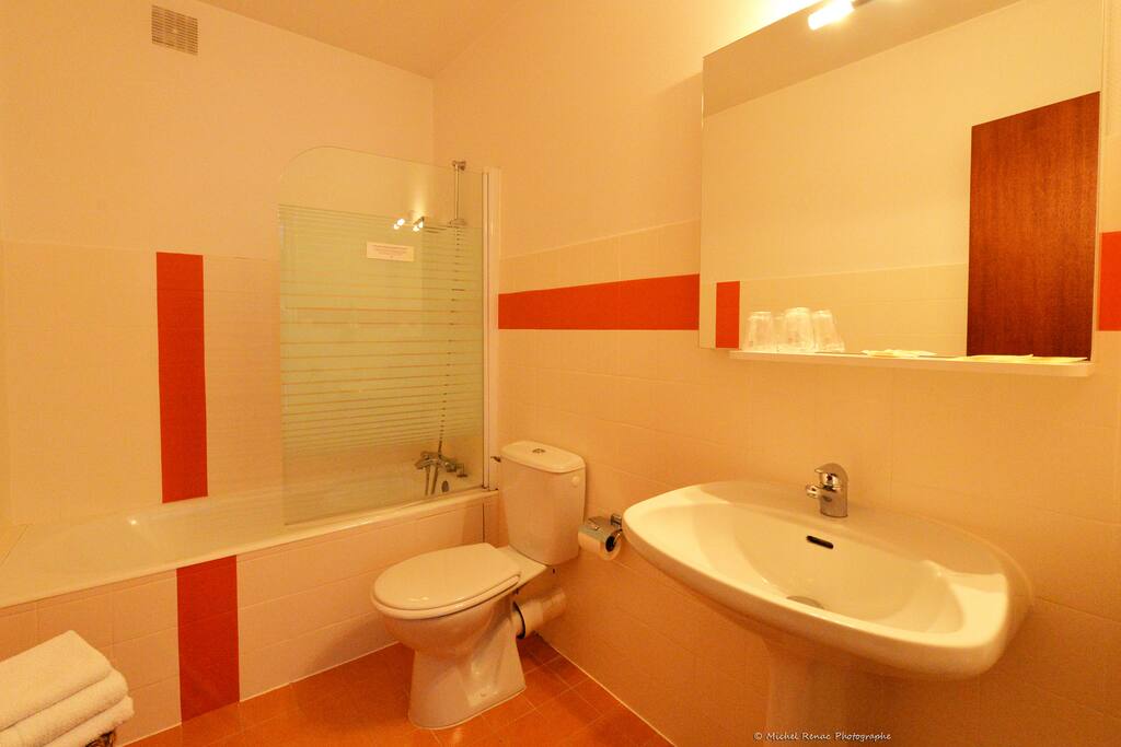 La Salle de bains avec baignoire et WC
