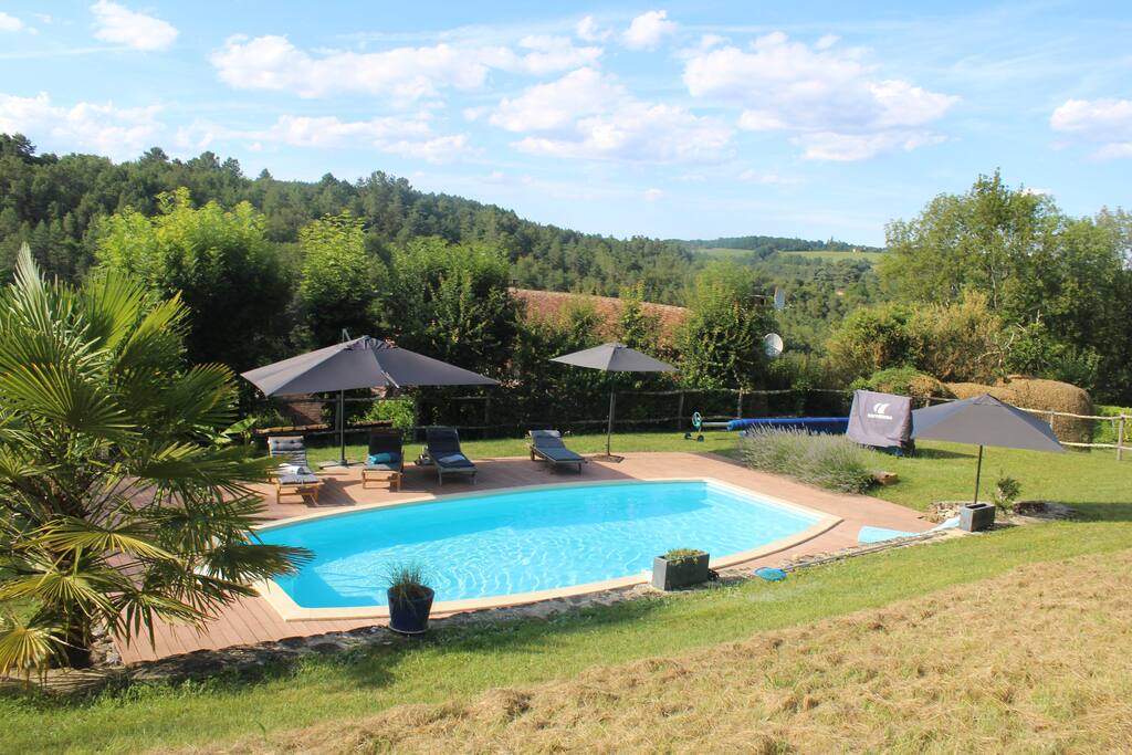 Vus de la piscine .la piscine au soleil toute la journée est située en hauteur entre la maison et les bois. Intimité et calme, vue sur le chateau de la vallée
