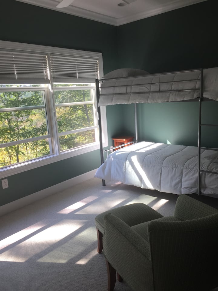 Espacio adicional: funciona como una habitación con literas y una videoteca