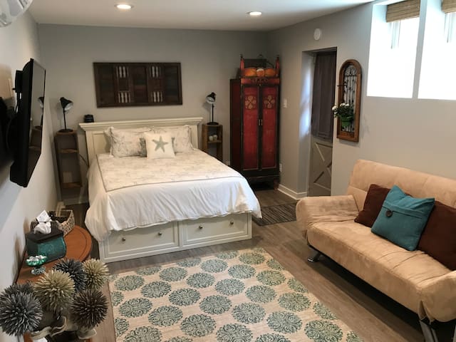 One Block from the Beach - Private Studio!