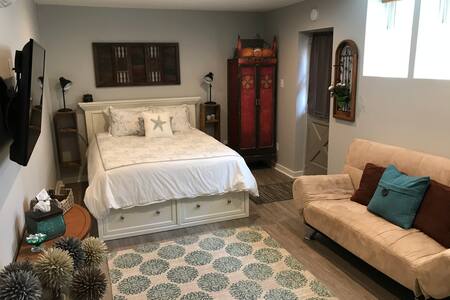 One Block from the Beach - Private Studio!