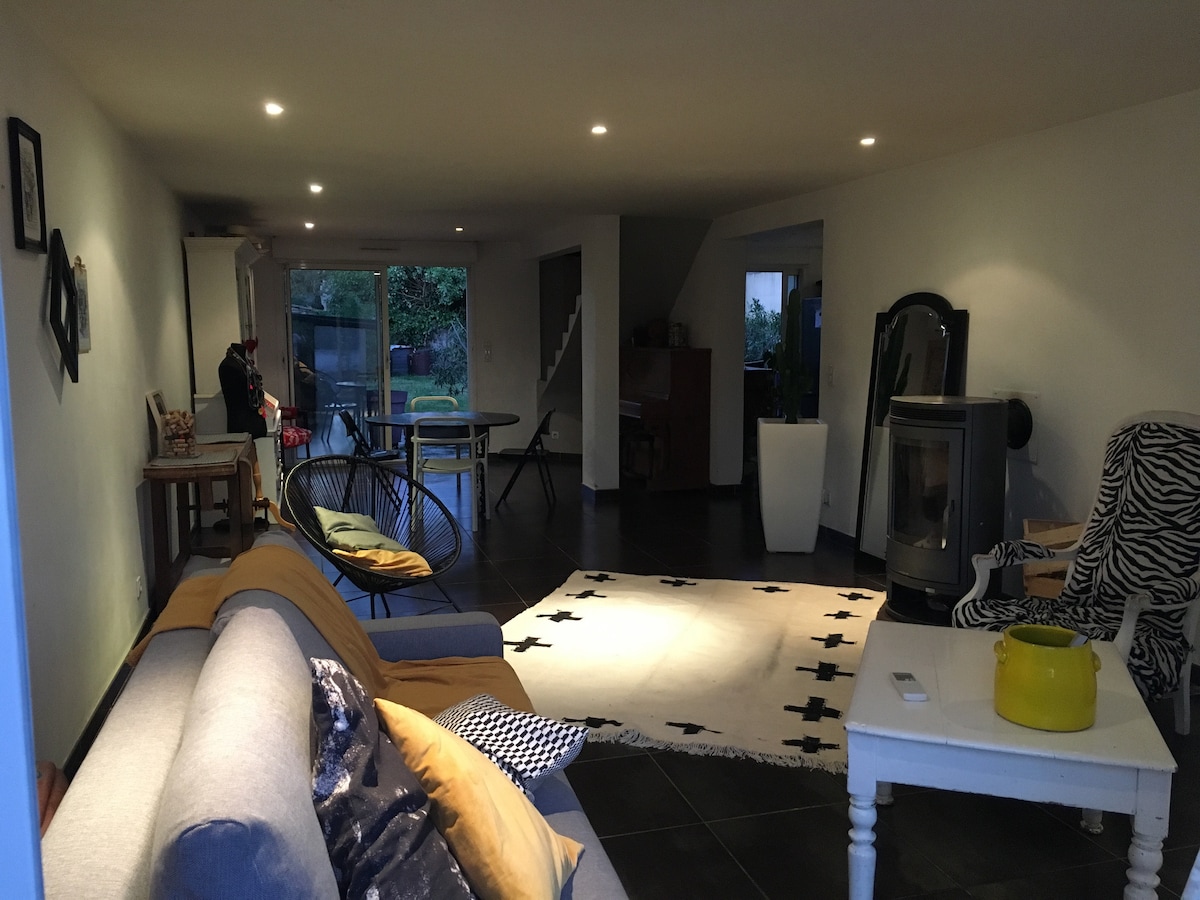 Top performing Airbnb: Family home with pool in Lunel