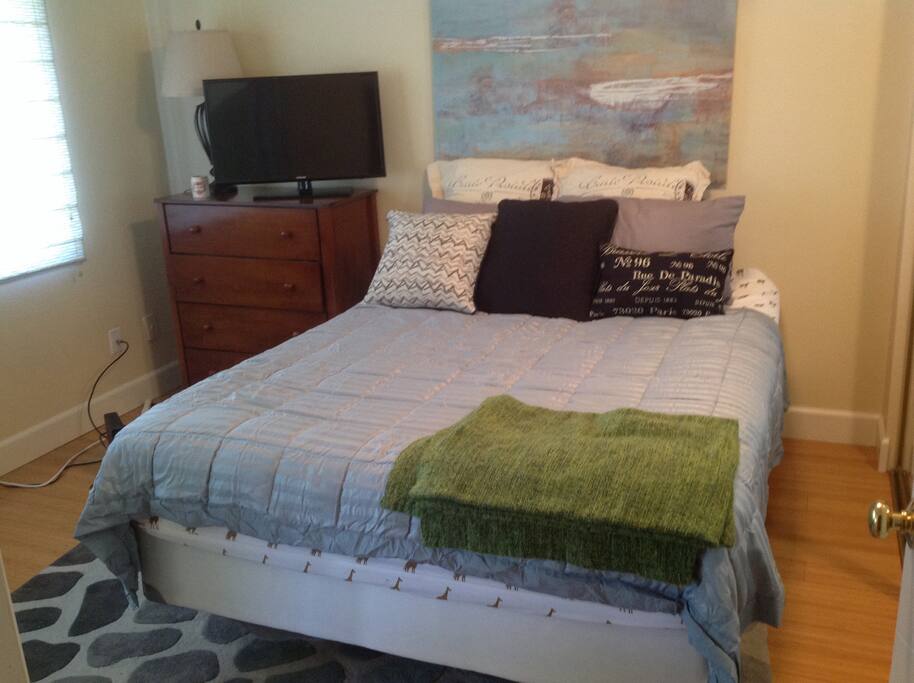 Comfortable Queen Bed :)