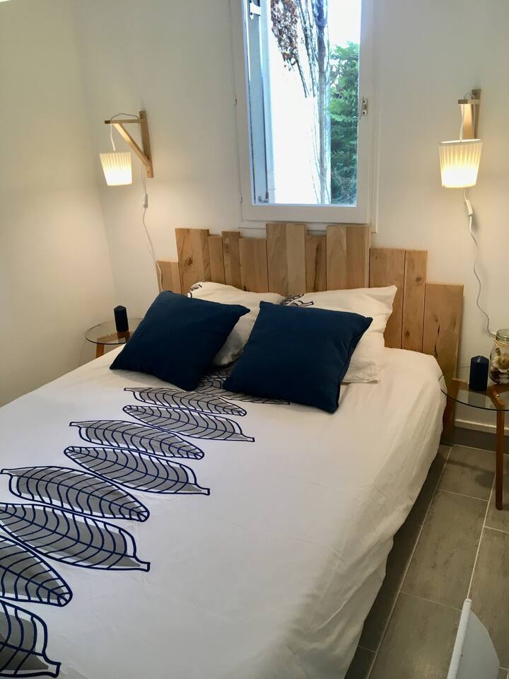 卧室配有新床上用品和大衣柜。窗户可俯瞰花园