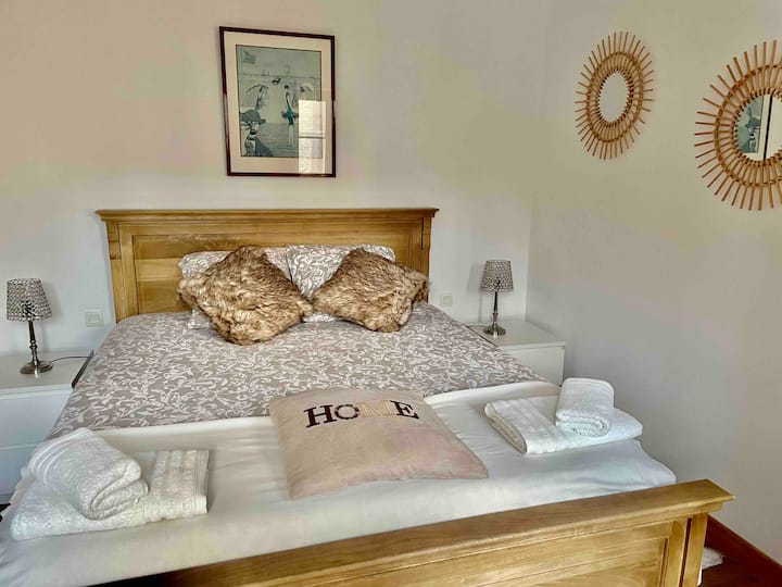 سرير بحجم وسط في الطابق الأول 