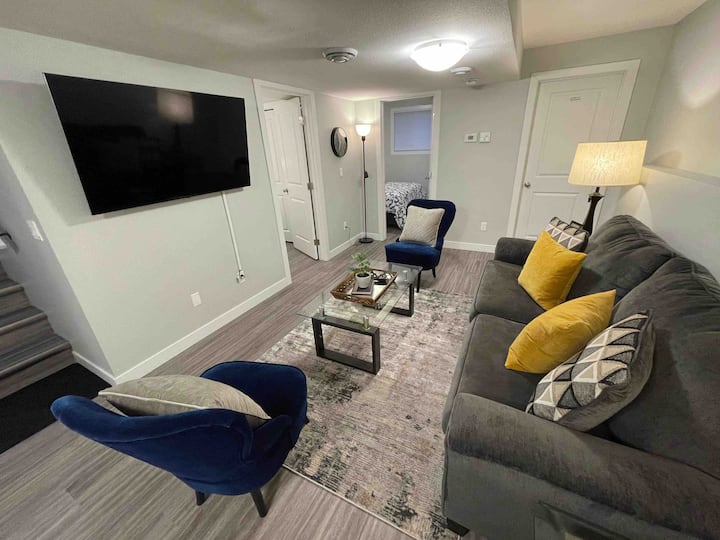 The Bella -Exquisite Modern & Cozy Homestyle Suite - Saskatoon