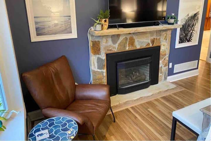 El dormitorio delantero incluye una chimenea de gas, TV, cama tamaño king con colchón Tempurpedic y dos sillas.