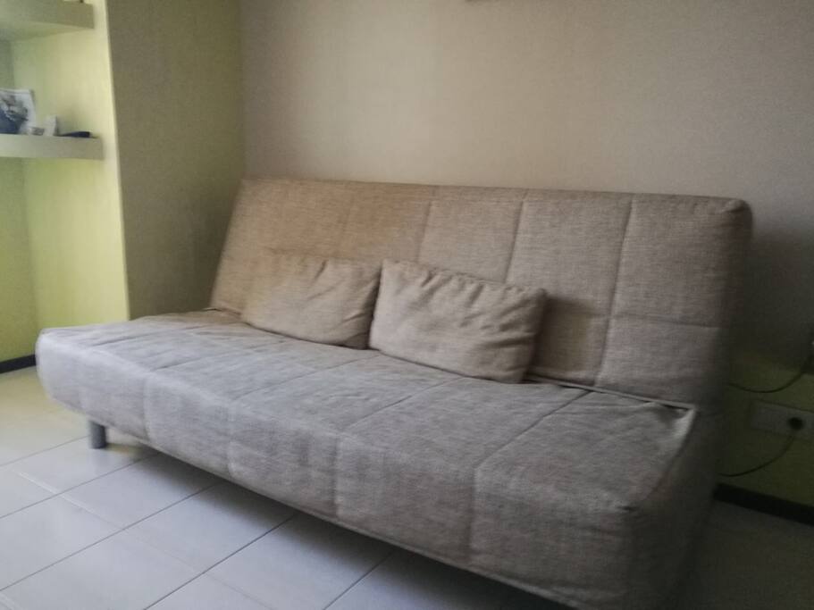 Диван-кровать для двоих в зоне кухни-студии. Sofa-bed for two people in kitchen-studio