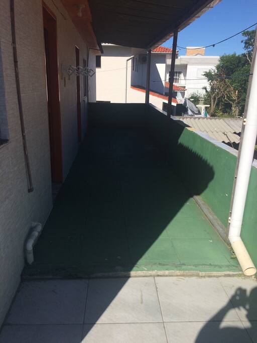 Área externa compartilhada com o apartamento ao lado