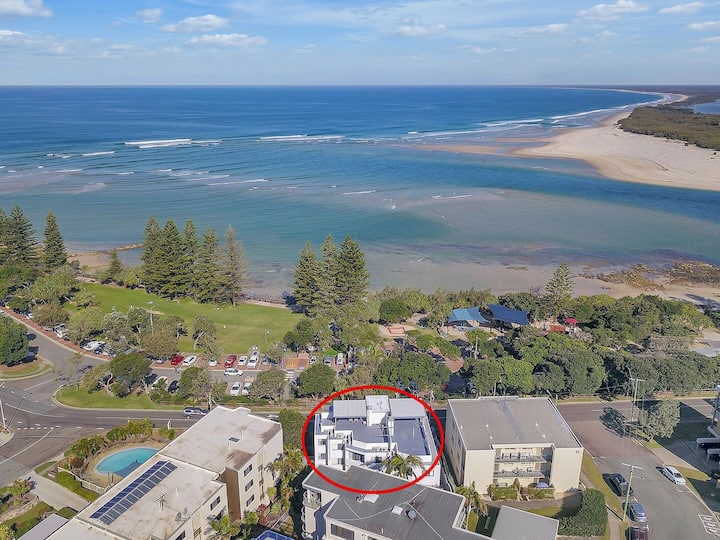 Family friendly, Opposite Beach and Playground