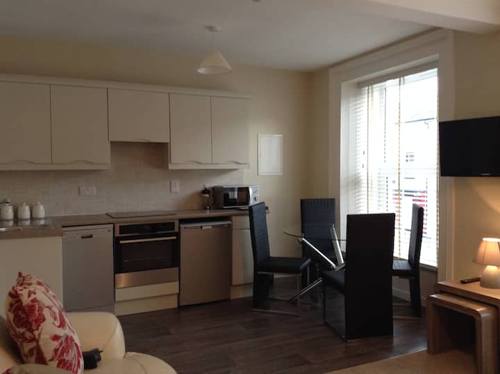 2bed apt, private parking gr8 space