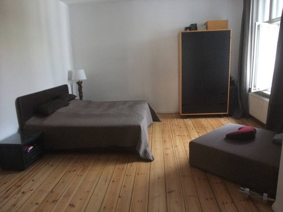 bed room with kingsize bed