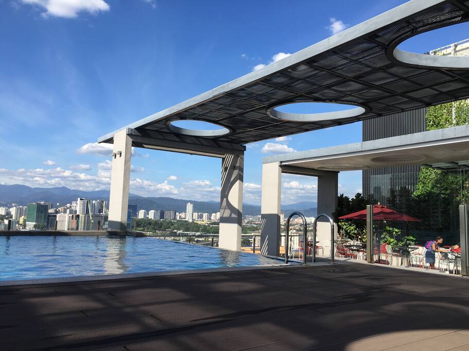 Rooftop rest area (morning)