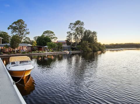 The Lakehouse - A private waterfront oasis