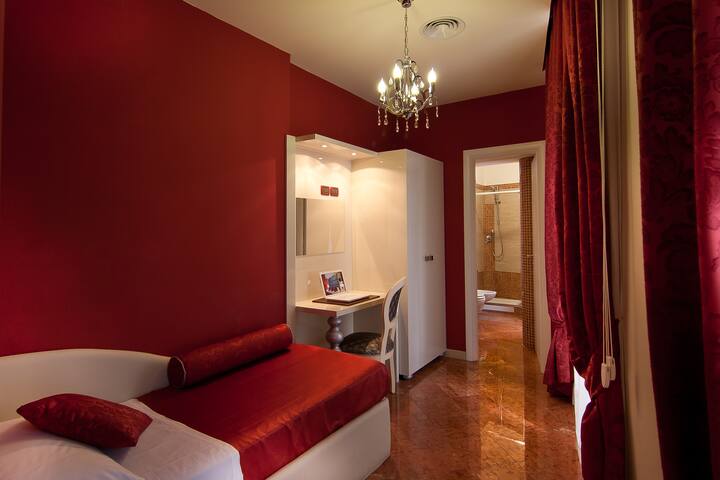 HOTEL FELLINI – JUNIOR SUITE per 4 persone gallery image 3