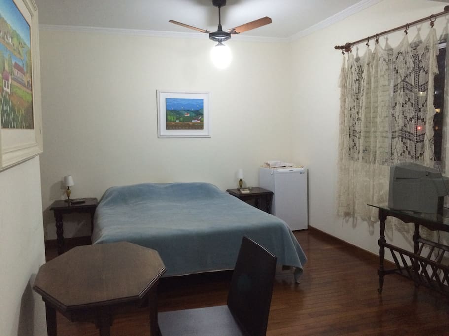 quarto com cama queen size