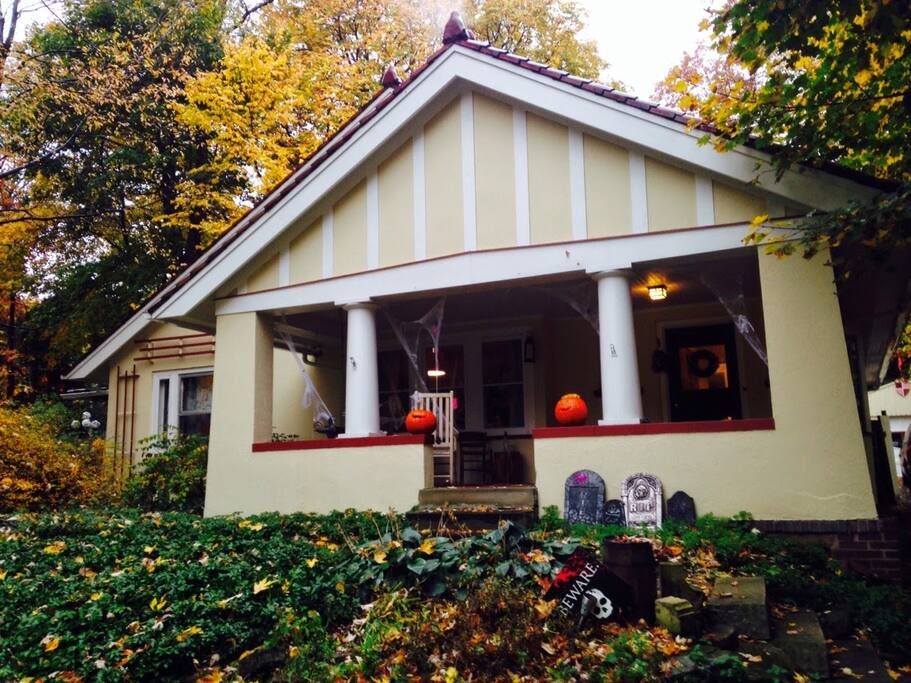 Beautiful setting on convenient street, walking distance to so many amenities! Large and welcoming porch.