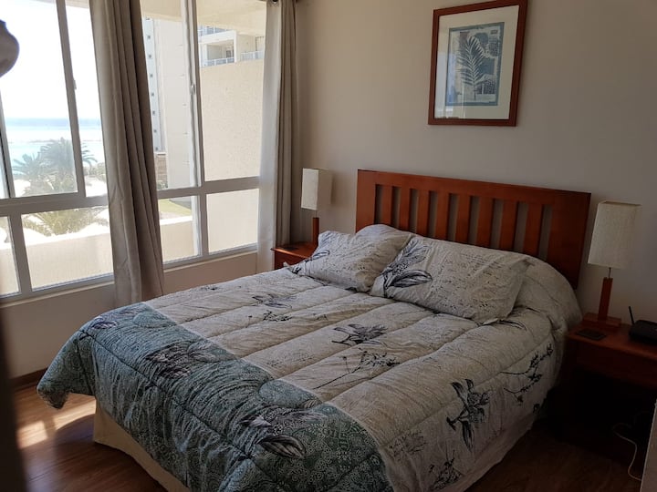 ห้องนอนใหญ่ที่สวยงามมองเห็นลากูนและทะเล