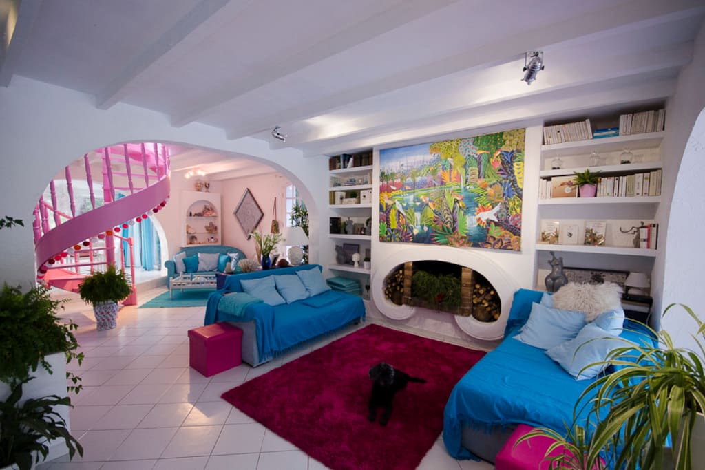 L'entrée de la maison avec le salon