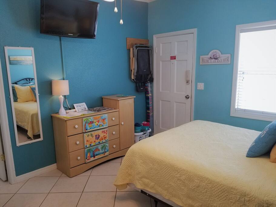 Dresser,Mirror,Wall mounted flatscreen and all beach accessories..