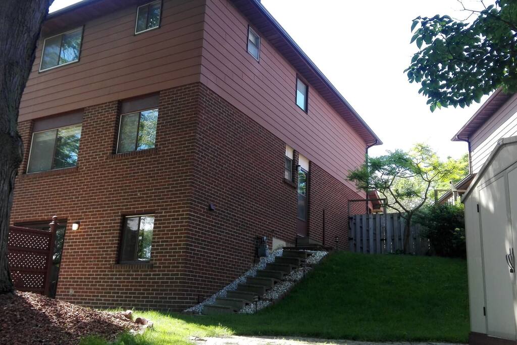 The side entrance from the street.
