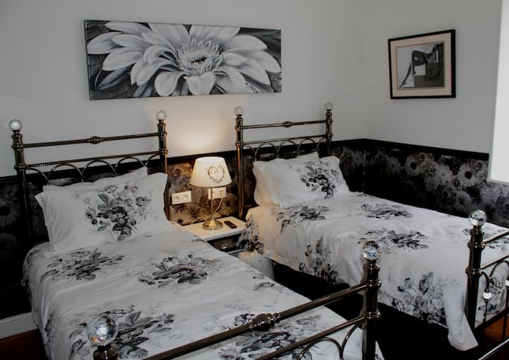 סוויטת ווג'ווד חדר שינה שני - יחד עם החדר הכפול הסמוך,  זהו חלק מהסוויטה המשפחתית שלנו עם חדר רחצה פרטי.  לינה ל -4, 4 מבוגרים, או 2 מבוגרים ו -2 ילדים.