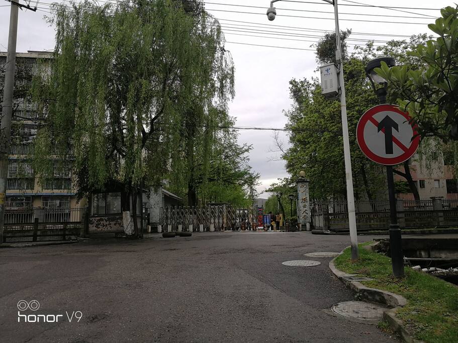 紧临农大后门