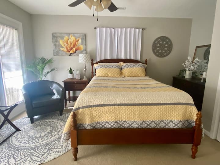 Ჰიპოალერგიული თეთრეული (ბუმბულის გარეშე) ყველა საწოლზე. Ყველა თეთრეული გარეცხილი და სანიტარიული წესით დამუშავებულია ვიზიტებს შორის.