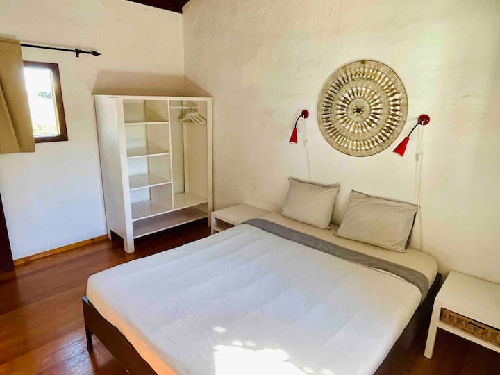 غرفة نوم بإطلالة على حمام السباحة، ناموسية.