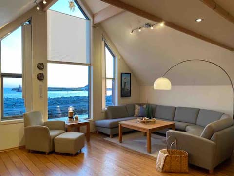 Exclusive apartment by the sea, with lovely views.