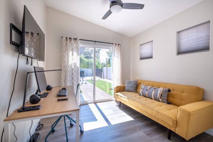 Acogedora oficina con un futón y vista al refugio en el patio trasero. Juegos de mesa guardados en el armario. 

Nota: El respaldo del futón se pliega hacia abajo. Sábanas y almohada proporcionadas en el armario.