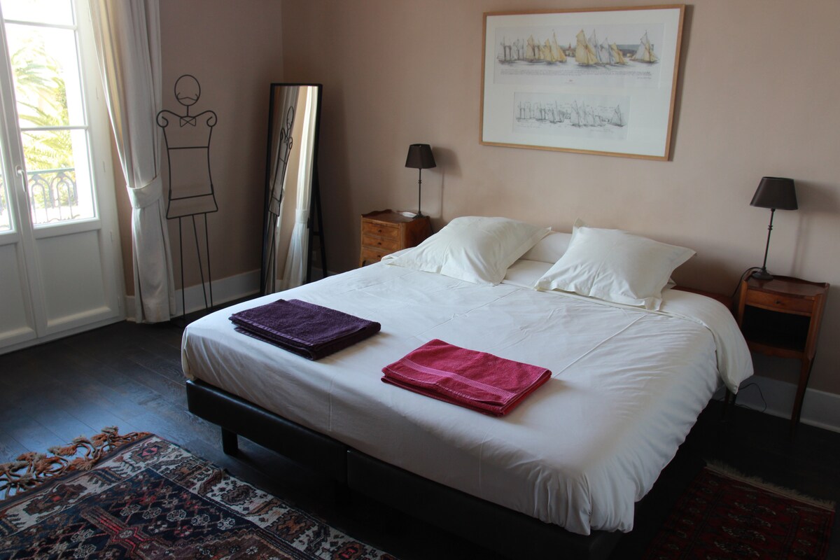 დიდი ზომის საძინებელი / საწოლი A/C ‑ ით და აივნის ფანჯრით