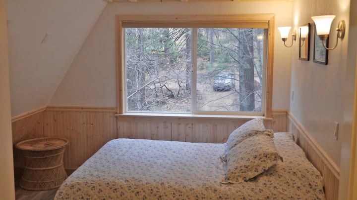 Брачна спална соба 3 на 3 кат во непосредна близина на полн кревет и еден кревет над него.