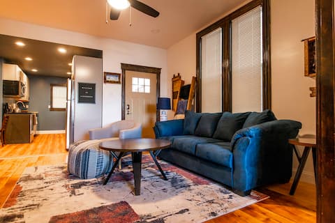 Cute Apt Minutes from Downtown and Stadiums!!